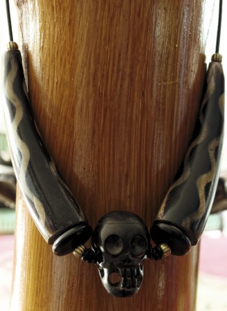 Motif Crâne en os,  ébène et corne